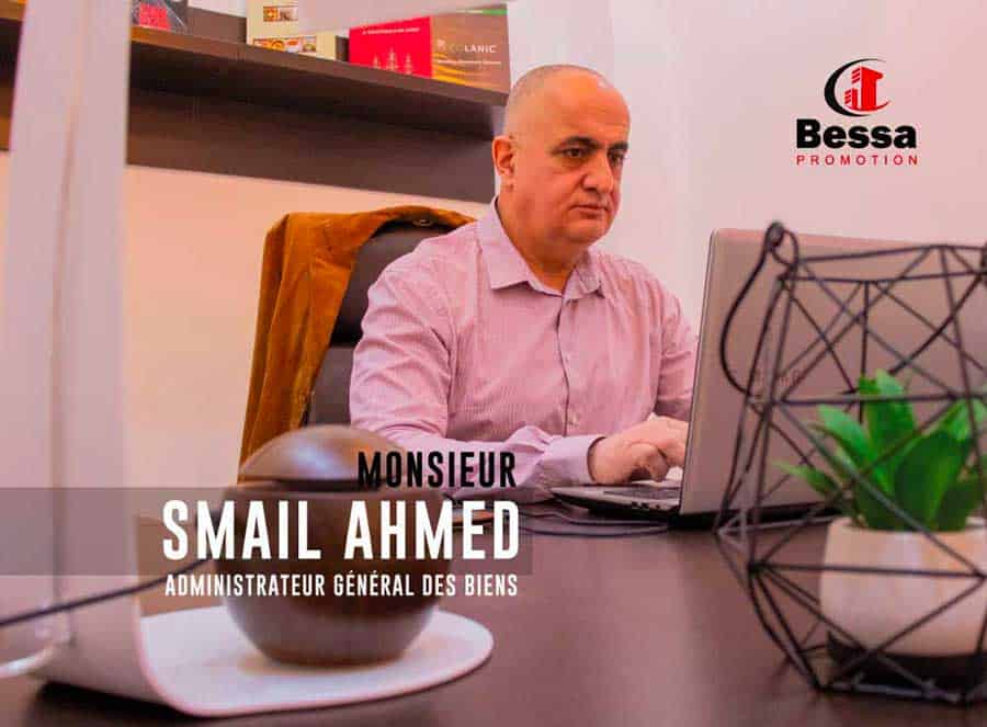 L'administrateur général des biens chez Bessa Promotion Notre administrateur des biens en train de travailler dans son bureau