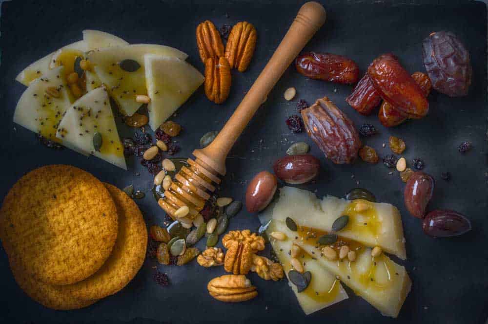 Aliments sains pour le mois de Ramadan dattes, noix, pastéque, raisins, biscuits