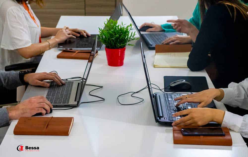 Les employés de Bessa Promotion en pleine séance de travail Les collaborateurs de Bessa Promotion en train de travailler autour d’une table