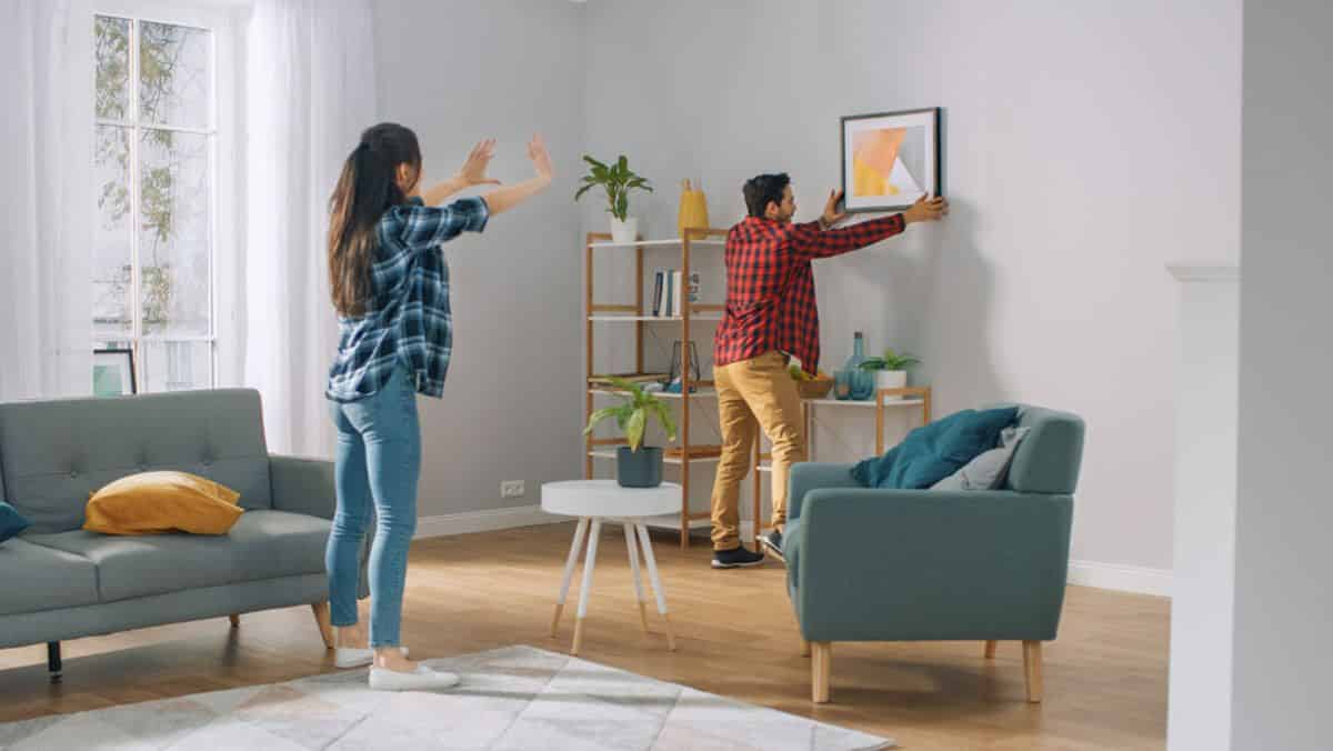 Le home staging deux personnes qui décorent leur appartement