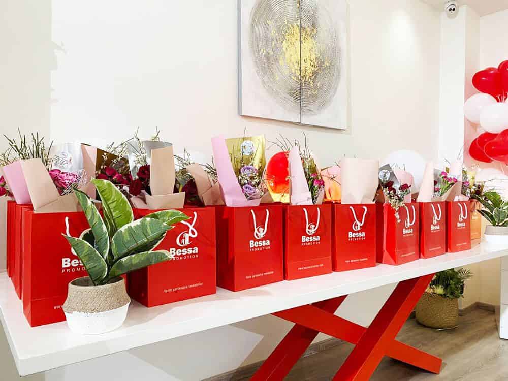 récéption à l'honneur des femmes de Bessa Promotion des cadeaux et fleurs offerts par Bessa Promotion